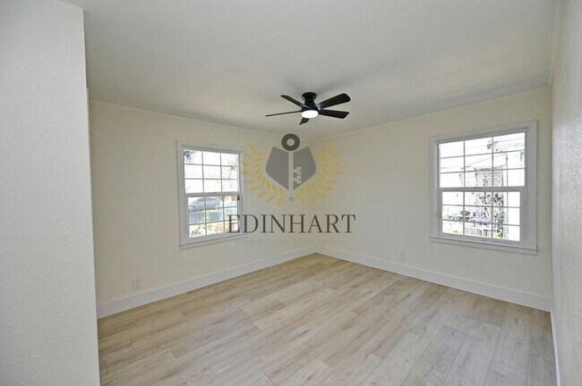 Building Photo - 1584 N Carruth Ave