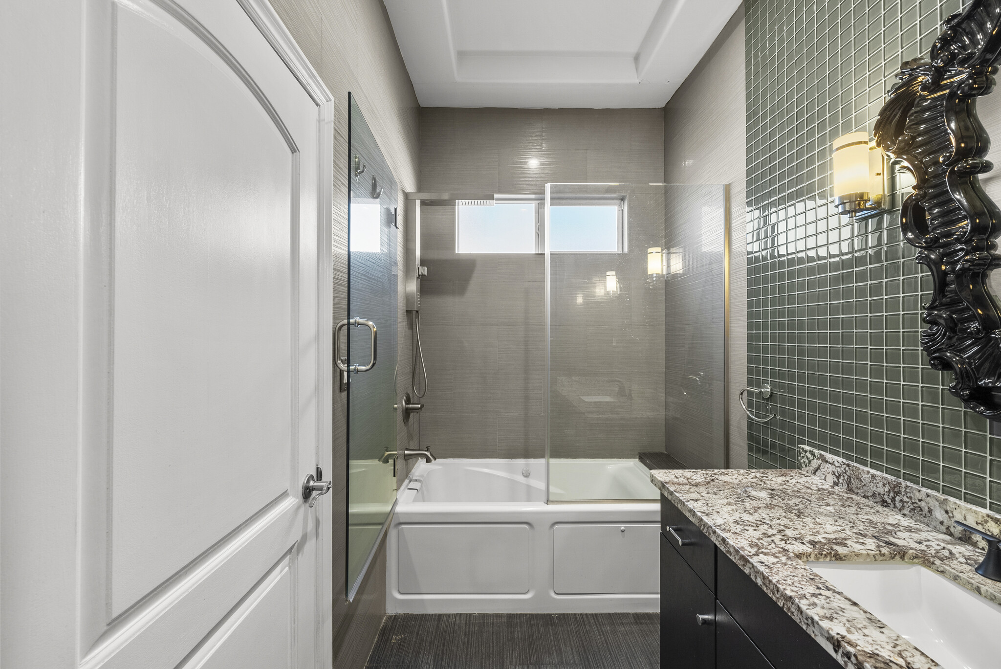 Building Photo - 6223 Simpson Ave