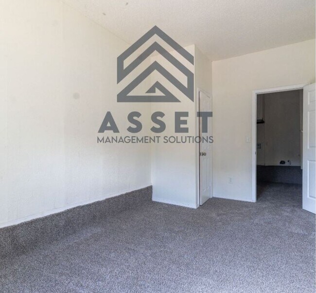 Building Photo - Cute 5 Bedroom House!