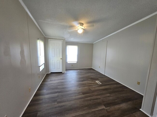 Building Photo - NEW LISTING!!!!!