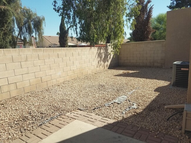 Building Photo - Charming 2 bed 2 bath in west side of Heme...