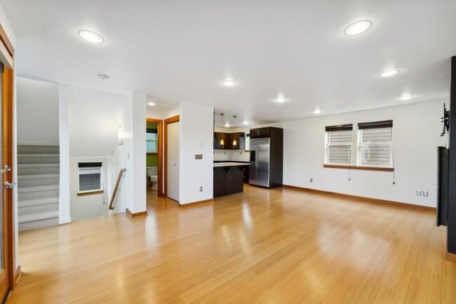 Building Photo - 3 bedroom in Seattle WA 98117
