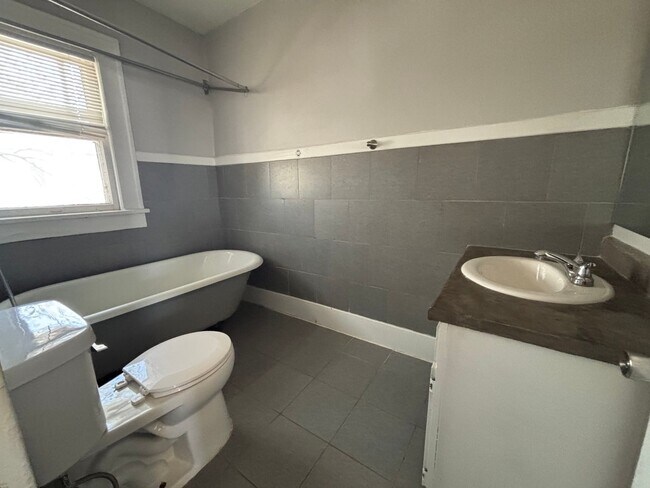 Building Photo - Harrises REO 631 S 19th Ave LLC (629/631 S 19th)