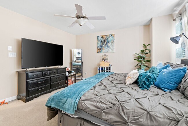 Building Photo - Beautiful 2 bedroom 2.5 bath Townhome w/Garage