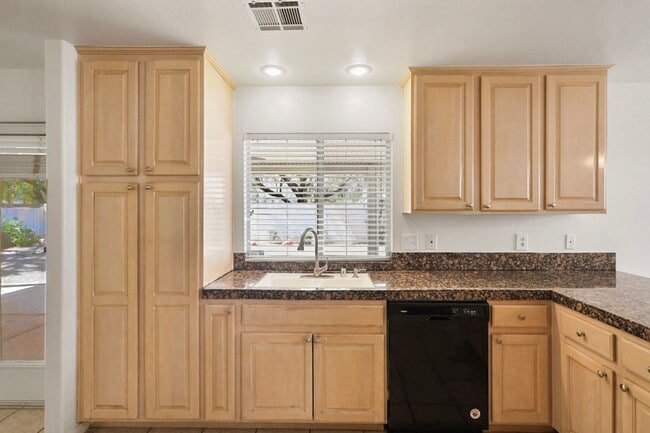 Building Photo - Beautiful 4 Bedroom Henderson Home