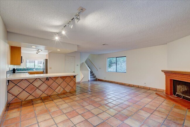 Building Photo - Beautiful End-Unit Townhome Centraly Located