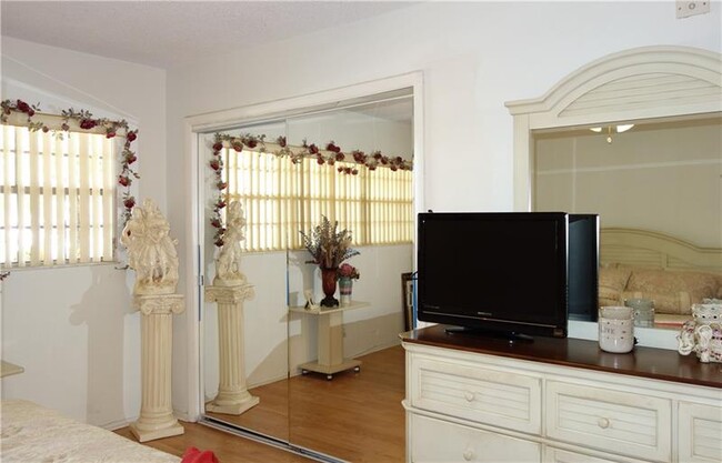 Building Photo - 2901 S Palm Aire Dr