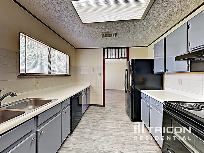 Building Photo - 8015 Chestnut Barr Dr