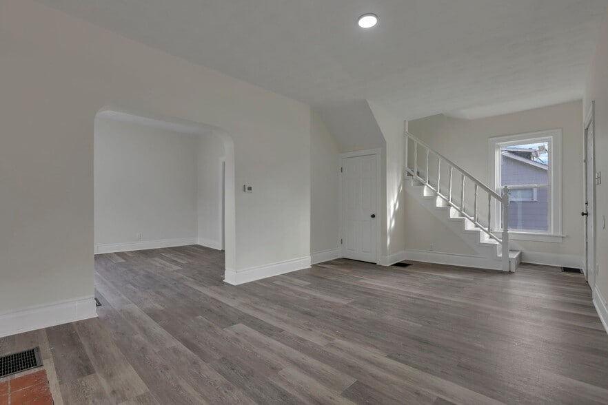 Building Photo - 1430 Kenmore Rd