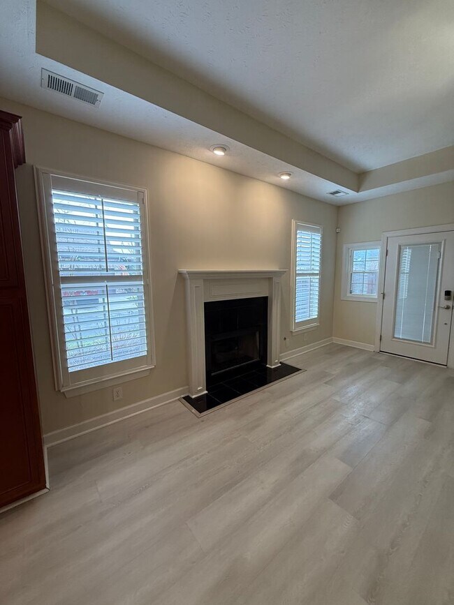 Building Photo - 3BR/3BA in Prime Gallatin Location with Lawncare Included