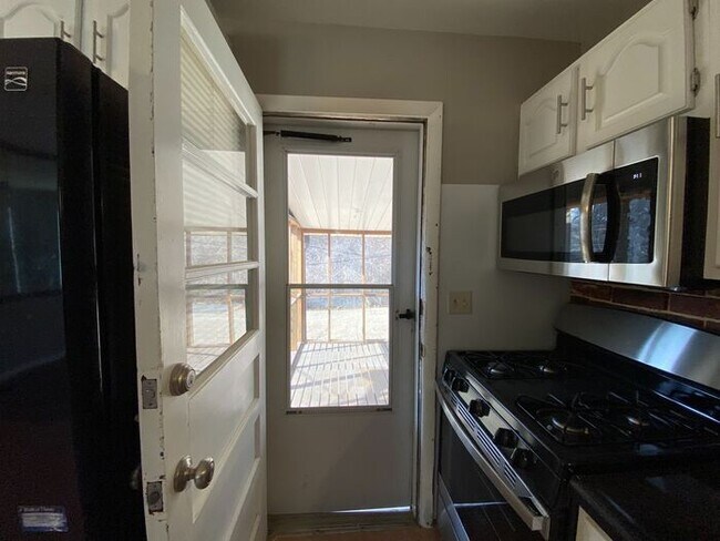 Building Photo - Charming 3 Bedroom with Great Yard