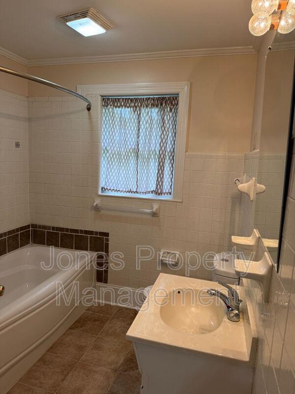 Building Photo - 1048 Shuping Mill Rd