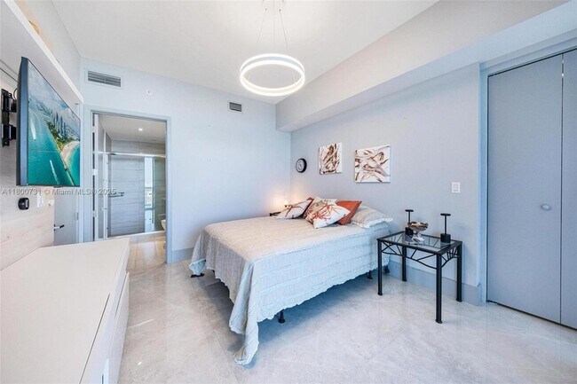 Building Photo - 5500 Island Estates Dr