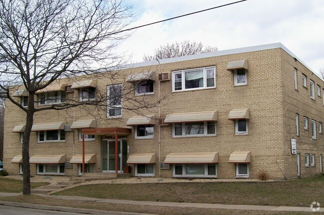 Building Photo - Town Manor Apartments