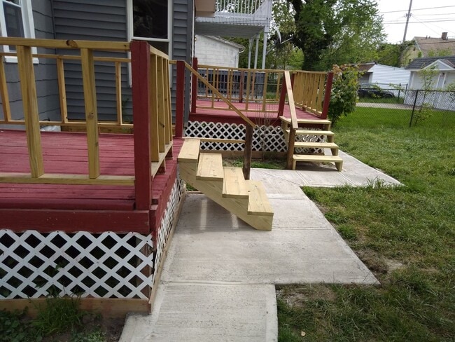 Building Photo - 10415-10415 Bernard Ave