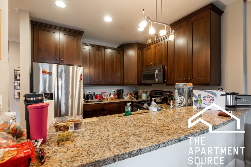 Building Photo - 1136 W Diversey Pky