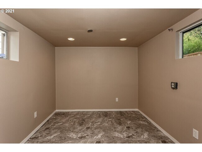 Building Photo - 2 bedroom 2 bath Woodlawn Bungalow-Full finished basement!