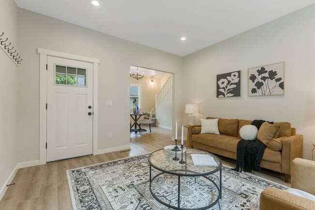 Building Photo - Darling 4 Bed, 2 Bath Home in Spokane!