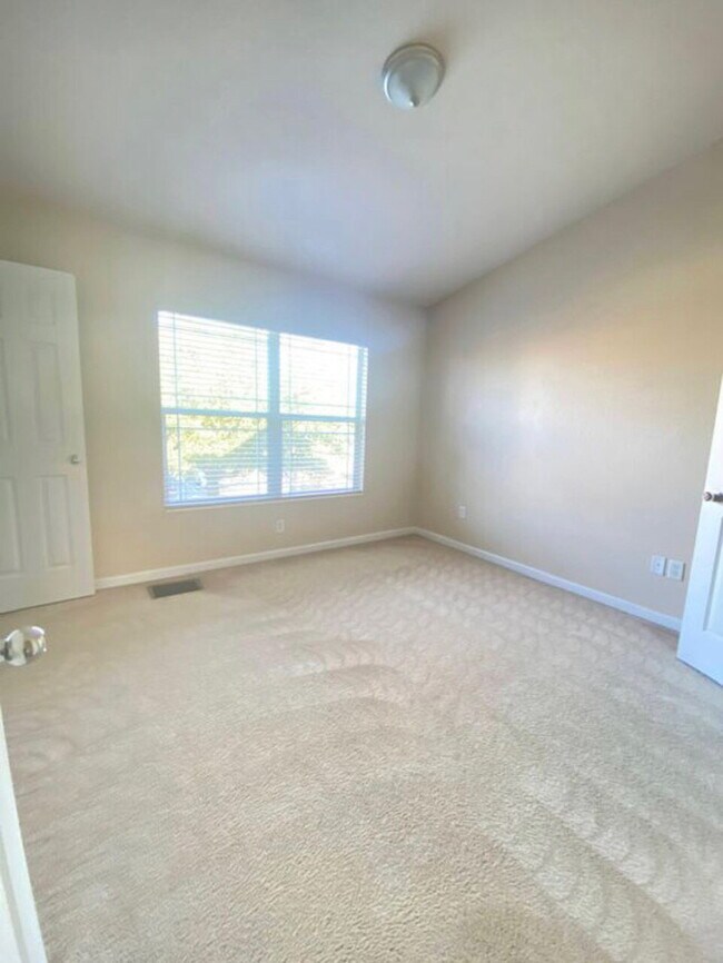 Building Photo - AVAILABLE MAY 10TH 2BD/2.5 BATH TOWNHOME IN THE EXCLUSIVE WYNCHASE COMMUNITY!!