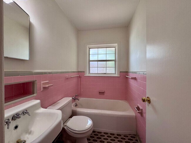 Building Photo - 114 Lookout Cir SW
