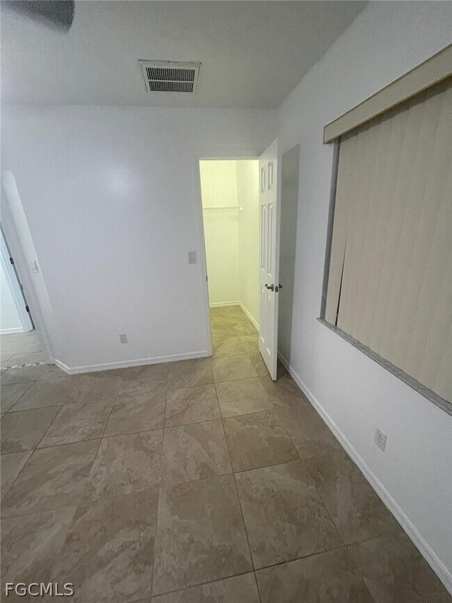 Building Photo - 2842 NW 5th Ave