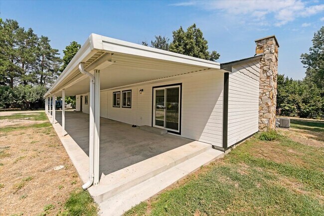 Building Photo - Spacious Middleton Home, Utilities & Lawn Care Included