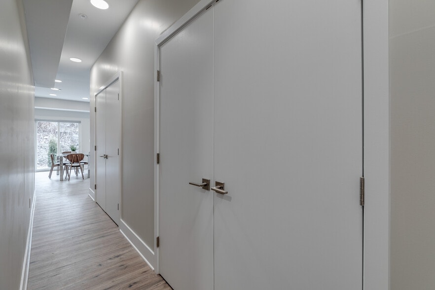 Building Photo - 1952 Bryn Mawr Ave