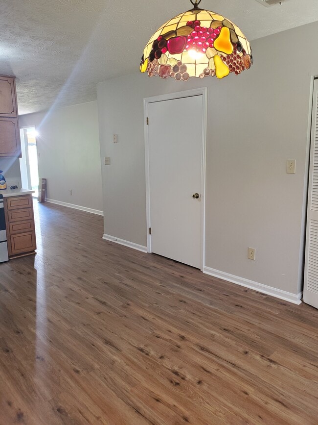 Building Photo - 330 Chase Dr