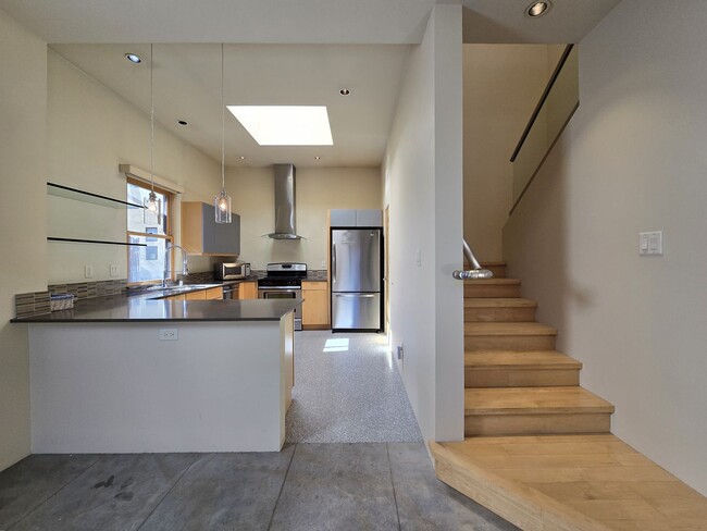 Building Photo - 927 Alto St