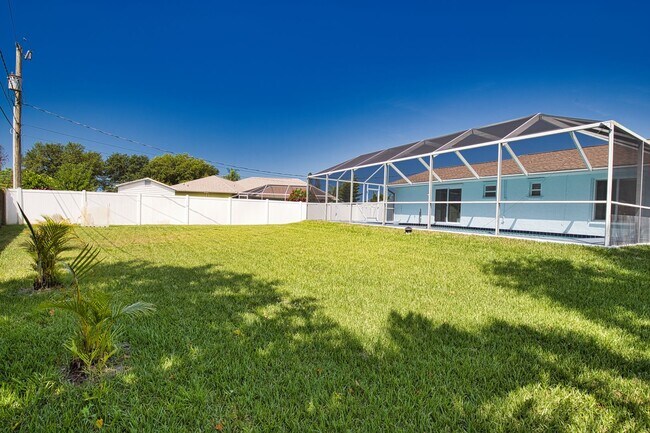 Building Photo - Annual Unfurnished 2 Bedrooms 2 Bathrooms Pool Home Located in South Venice!