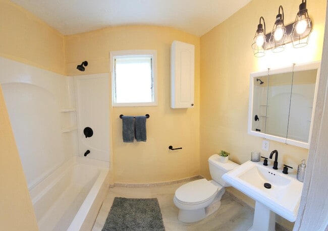 Building Photo - 2554 Third St. - 2554 Third St