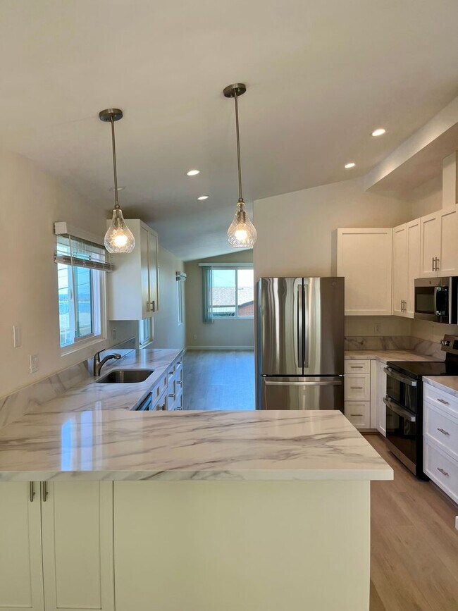 Building Photo - 4 Bedroom 2.5 Bathroom Home, Newly renovat...