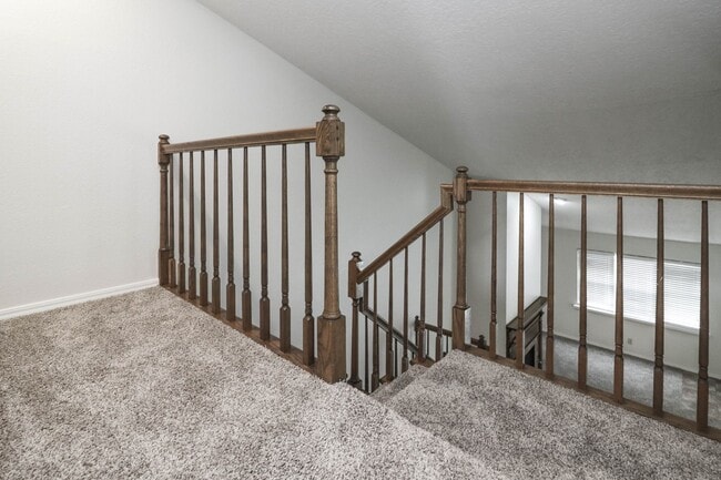 Building Photo - Lovely South Tulsa location close to shopping and restaurants