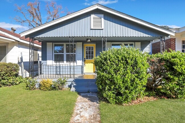 Building Photo - 3 BED | 2 BATH | REAR OFF-STREET PARKING |...