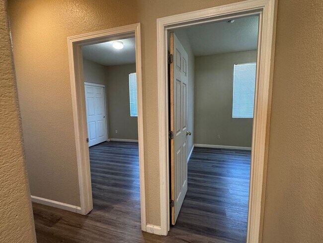 Building Photo - Four Bed, Two Bath Home Close to Hwy 99 an...