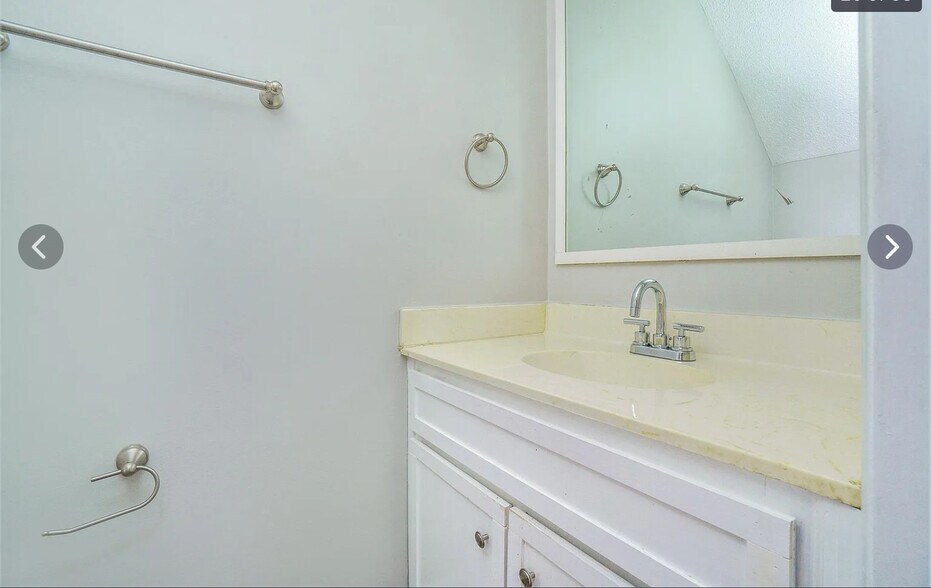 Building Photo - 926 Amberly Dr