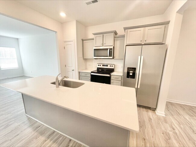 Building Photo - NOVEMBER SPECIAL - 2 Bedroom Townhome in L...