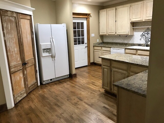 Kitchen and Laundry - 1430 Hubert St