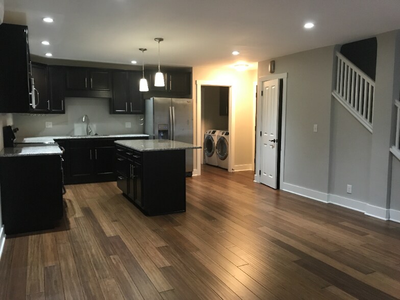 Building Photo - 868 1/2 S Main St