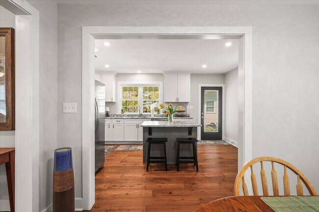 Building Photo - Short Term Only