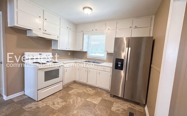Building Photo - 4 Bed, 2 Bath Home with Fenced Yard / Available Now!