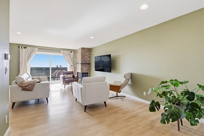 Building Photo - Welcome to this beautiful 1,042 sq. ft. condo offering modern comfort in a prime location!