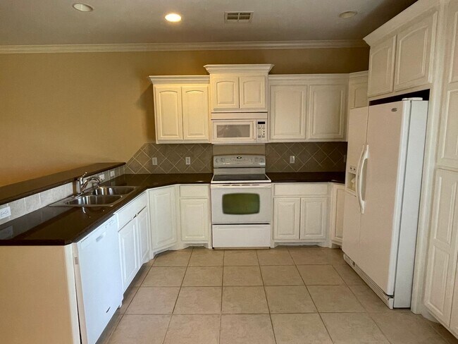 Building Photo - 3 Bed, 2 Bath in Surrey Hills of Yukon