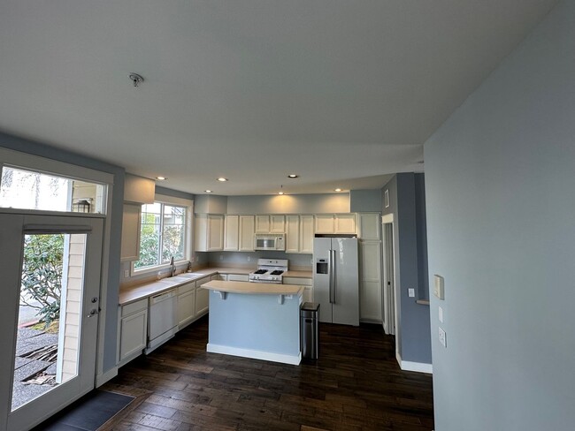 Building Photo - Beautiful Downtown Bellevue 3bd 2.5Bath La...