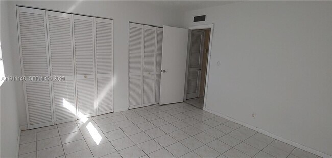 Building Photo - 1400 NE 54th St