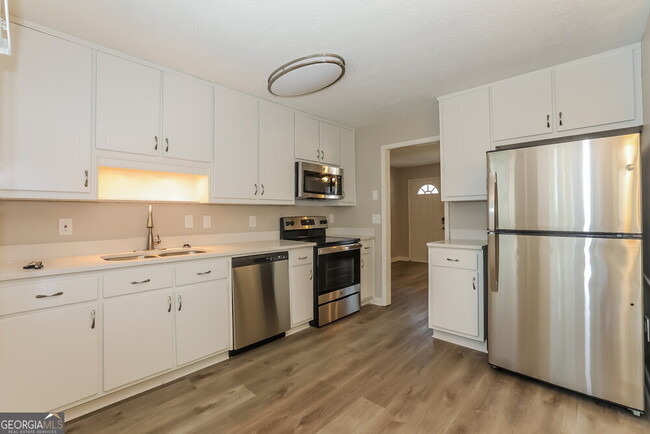 Building Photo - 3860 Ferncliff Rd SW