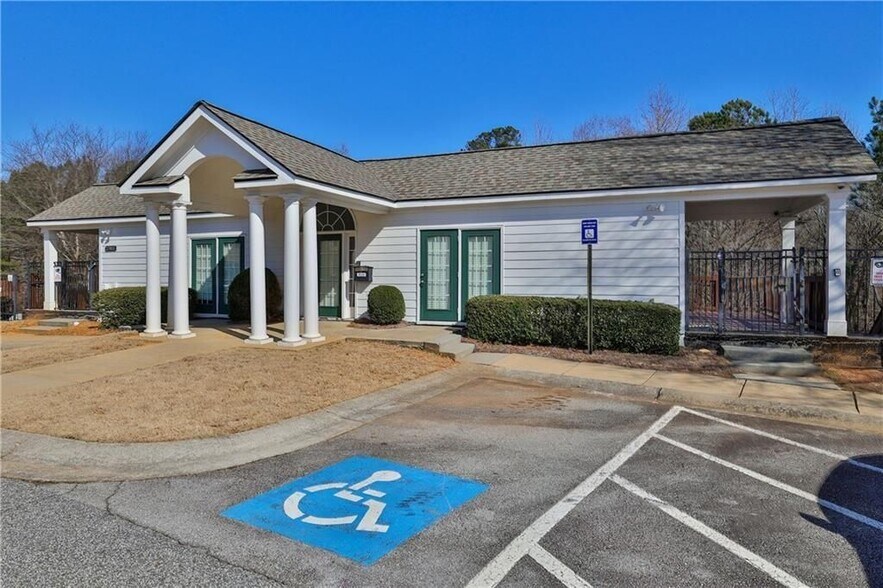 Building Photo - 2369 Suwanee Pointe Dr