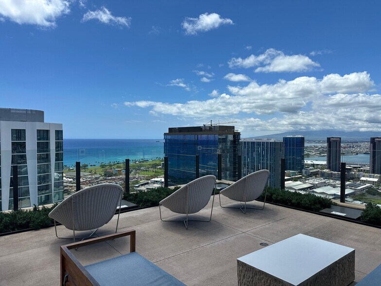 Building Photo - 987 Queen St