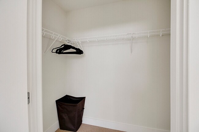 Building Photo - 909 Usher St