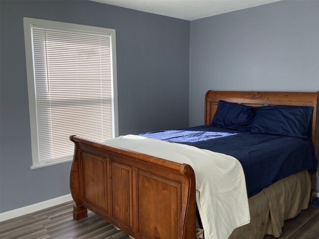 Building Photo - 715 S Market St